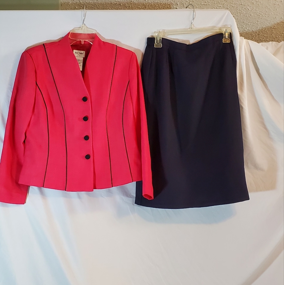 Ann Travis suit skirt and jacket size 100